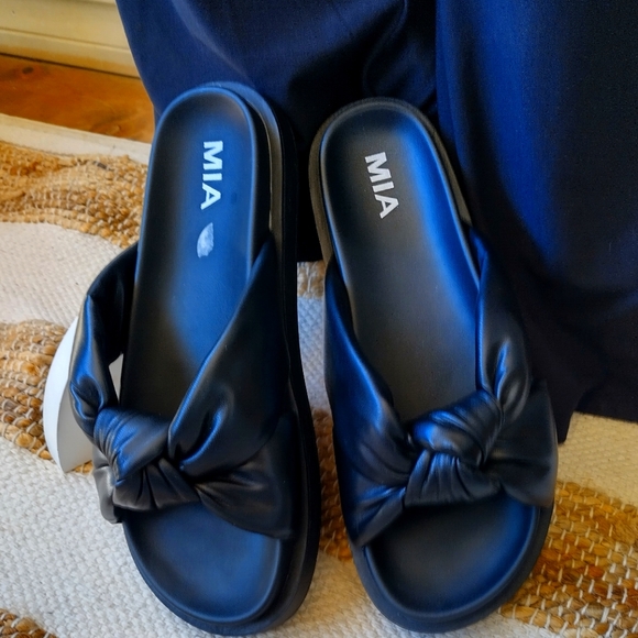 NEW* BLACK MIA SANDALS - Picture 5 of 7